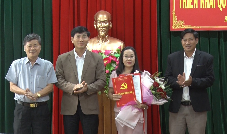Ban Thường vụ Huyện ủy trao quyết định bổ nhiệm Trưởng phòng Nội vụ cho bà Trần Thị Mỹ Liên. Ảnh: Kim Ngọc