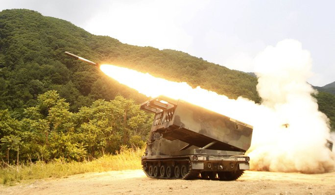 Xe bọc thép mang hệ thống phóng tên lửa HIMARS sẽ nằm trong gói viện trợ kỷ lục mới mà Mỹ đang chuẩn bị cho Ukriane - Ảnh: REUTERS