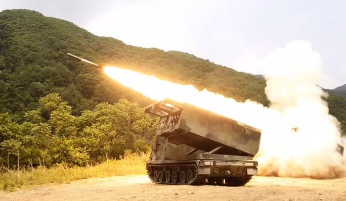 Xe bọc thép mang hệ thống phóng tên lửa HIMARS sẽ nằm trong gói viện trợ kỷ lục mới mà Mỹ đang chuẩn bị cho Ukriane - Ảnh: REUTERS Xe bọc thép mang hệ thống phóng tên lửa HIMARS sẽ nằm trong gói viện trợ kỷ lục mới mà Mỹ đang chuẩn bị cho Ukriane - Ảnh: REUTERS