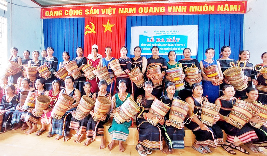 Hội LHPN xã Ia O (huyện Ia Grai) tặng gùi đi chợ cho hội viên. Ảnh: Minh Châu  Hội LHPN xã Ia O (huyện Ia Grai) tặng gùi đi chợ cho hội viên. Ảnh: Minh Châu