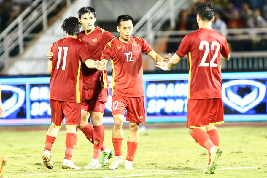 Văn Quyết được đồng đội chúc mừng với bàn thắng ấn định tỷ số 3-0. Ảnh: Khả Hòa