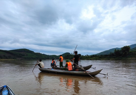 Lực lượng tìm kiếm cứu nạn huyện Sơn Hà đang tìm kiếm trên sông Trà Khúc