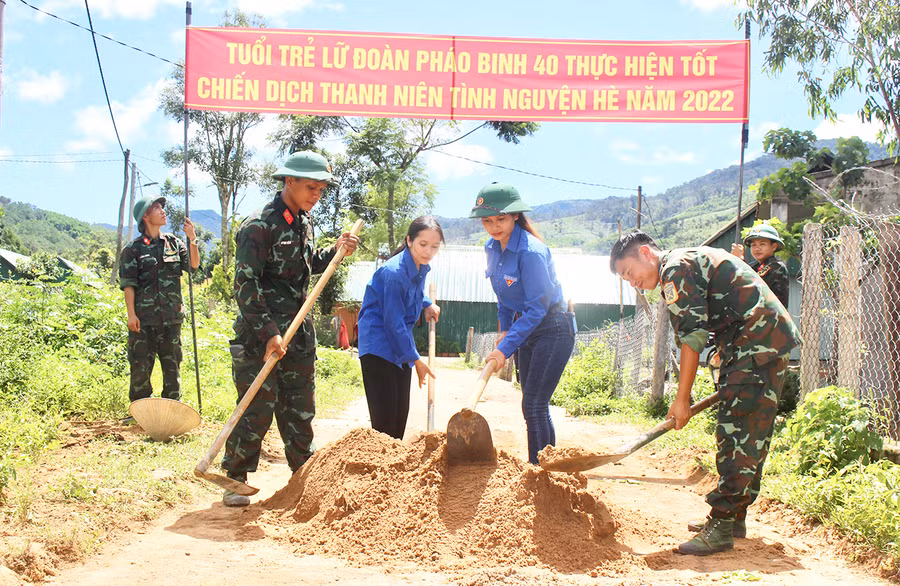  Cán bộ, chiến sĩ Tiểu đoàn 2 (Lữ đoàn Pháo binh 40, Quân đoàn 3) cùng đoàn viên, thanh niên chung sức sửa chữa giọt nước cho người dân làng Đê Bơ Tưk, xã Đak Jơ Ta, huyện Mang Yang. Ảnh: Phan Lài