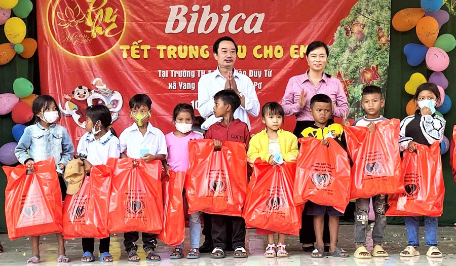 Hội Bảo trợ người khuyết tật và Bảo vệ quyền trẻ em tặng quà Trung thu cho các em thiếu nhi xã Yang Bắc. Ảnh: Hà Đức Thành Lãnh đạo Hội bảo trợ người khuyết tật và quyền trẻ em tặng quà Trung thu cho các em thiếu nhi xã Yang Bắc. Ảnh: Hà Đức Thành