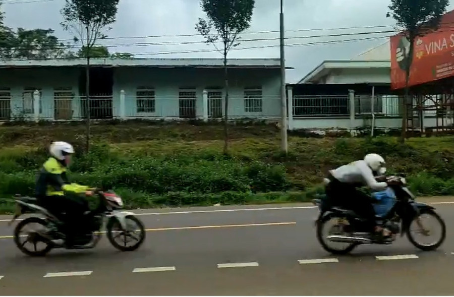 Nằm trên xe xé gió phóng như bay. Ảnh: A.T