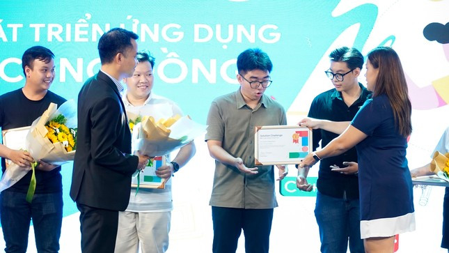 Bà Janise Tan, Quản lý cộng đồng lập trình viên khu vực Đông Nam Á, Google Châu Á-Thái Bình Dương trao chứng nhận cho nhóm dự án Gateway. Ảnh nguồn báo Tiền Phong Bà Janise Tan, Quản lý cộng đồng lập trình viên khu vực Đông Nam Á, Google Châu Á - Thái Bình Dương trao chứng nhận cho nhóm dự án Gateway. Ảnh nguồn báo Tiền Phong
