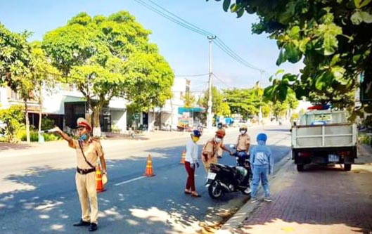 Lực lượng CSGT Công an thị xã An Khê kiểm tra, xử lý vi phạm TTATGT. Ảnh: Lê Anh