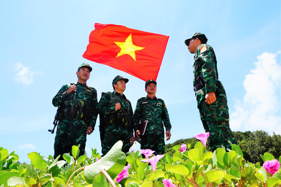 Cán bộ, chiến sĩ Bộ đội Biên phòng Quảng Ninh quán triệt nhiệm vụ trước khi thực hiện tuần tra kiểm soát, bảo vệ chủ quyền vùng biển đảo. Ảnh: M.T.H