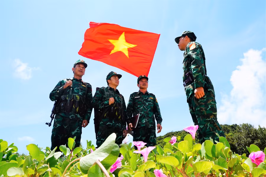 Cán bộ, chiến sĩ Bộ đội Biên phòng Quảng Ninh quán triệt nhiệm vụ trước khi thực hiện tuần tra kiểm soát, bảo vệ chủ quyền vùng biển đảo. Ảnh: M.T.H