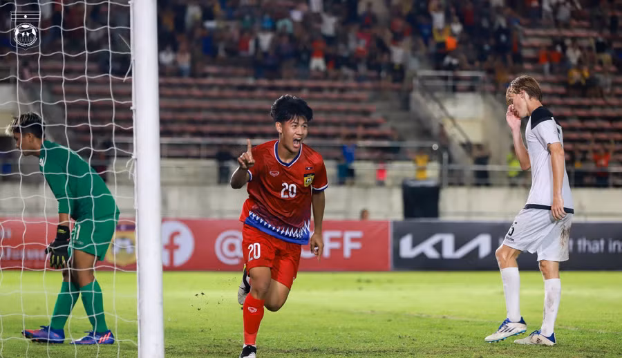 Louanglath ăn mừng sau khi ghi bàn ấn định chiến thắng đậm đà cho U.20 Lào. Ảnh: LFF