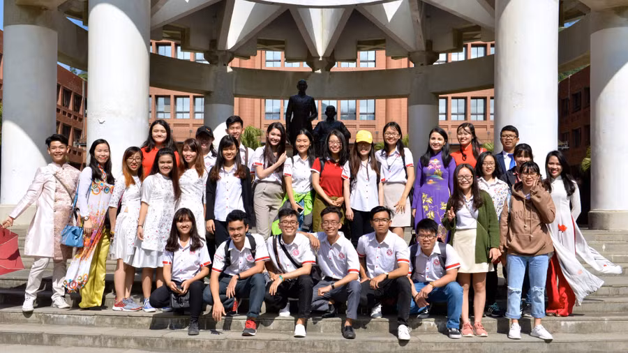 Nhân vật (hàng 2, ngoài cùng trái qua) cùng các giảng viên và sinh viên tại ĐH Ngoại thương TP.HCM tham gia giao lưu văn hoá tại ĐH Quốc gia Trung Sơn Đài Loan năm 2018. Ảnh: NVCC
