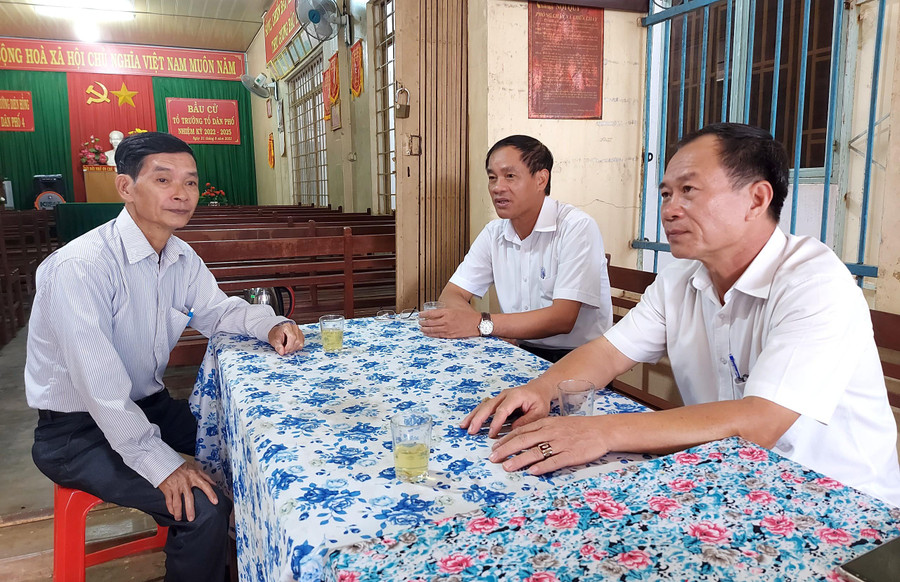 Chi bộ tổ dân phố 4 là cầu nối giữa nhân dân với phường để thực hiện thắng lợi nhiệm vụ chính trị-xã hội ở địa phương. Ảnh: Thiên Di