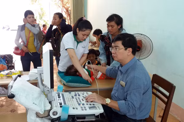 Khám sàng lọc cho trẻ bị tim bẩm sanh. Ảnh: Như Nguyện