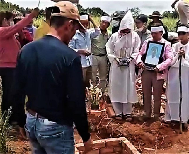 Người thân, hàng xóm lo mai táng cho bà L. Nguồn: Tiền Phong