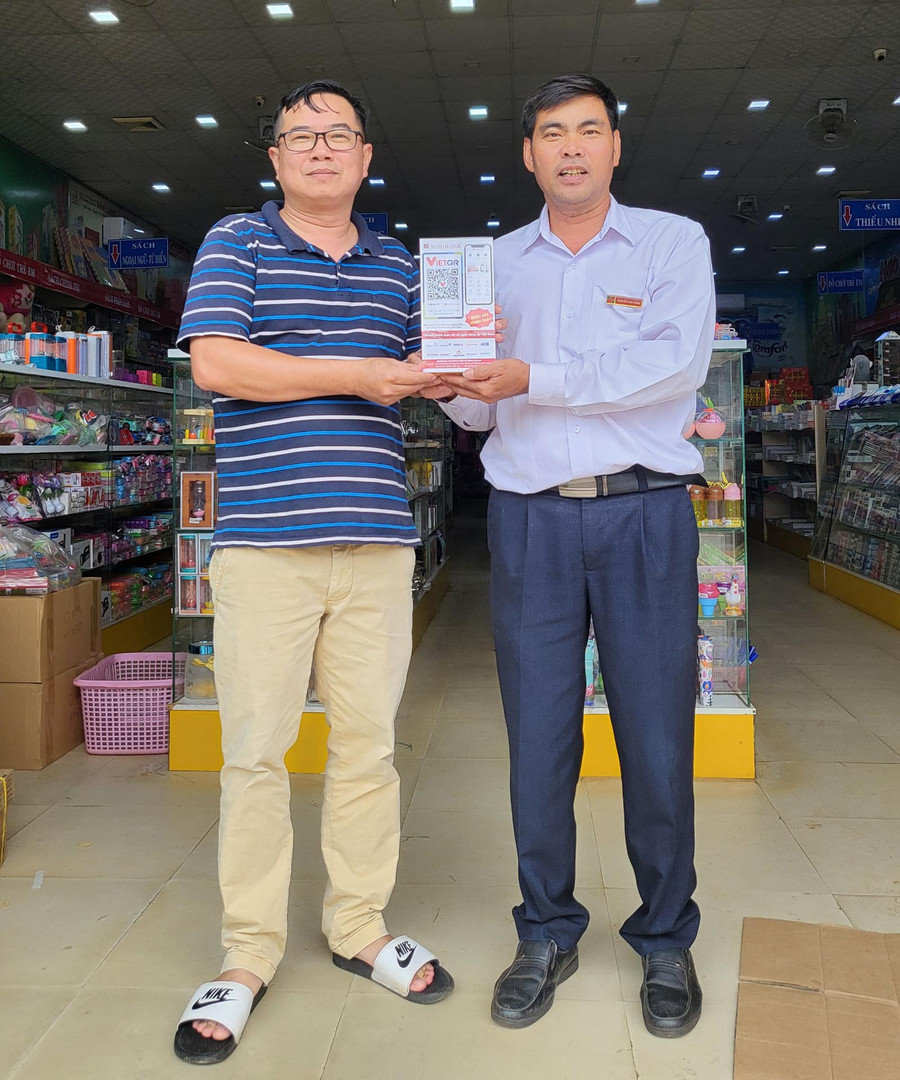 Doanh số thanh toán không dùng tiền mặt qua POS, VietQR tại hệ thống Nhà sách Vạn Trí khá tốt, cho thấy nhu cầu thanh toán không dùng tiền mặt ngày càng gia tăng. Ảnh: Sơn Ca