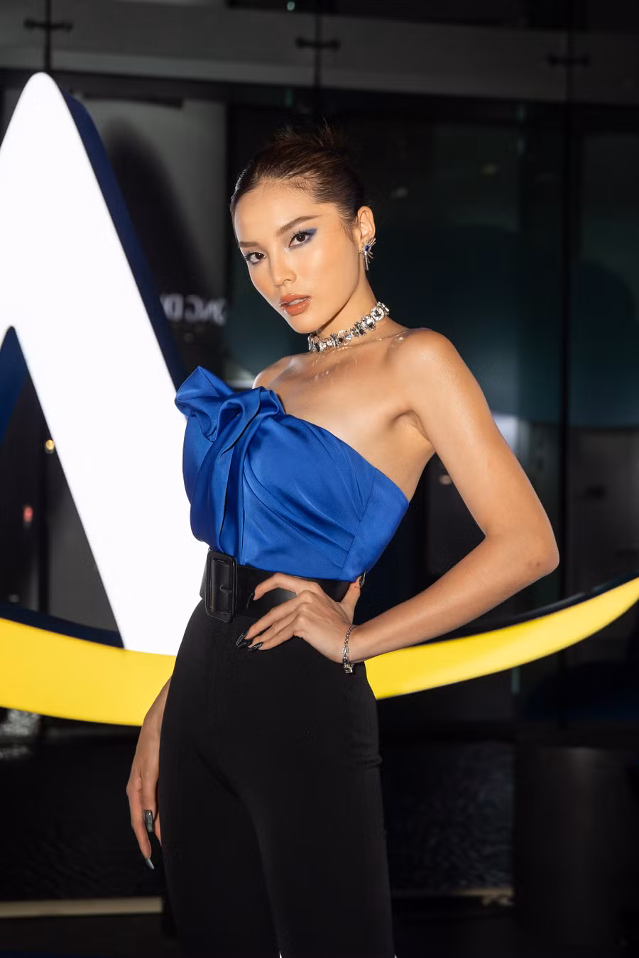 Mới đây, khi xuất hiện tại một sự kiện, Hoa hậu Kỳ Duyên khiến nhiều người trầm trồ bởi nhan sắc xinh đẹp cùng vóc dáng nóng bỏng. Mỹ nhân sinh năm 1996 chọn chiếc áo cúp ngực, kết hợp cùng quần ống loe giúp tôn lên đôi chân dài. Ảnh: BTC