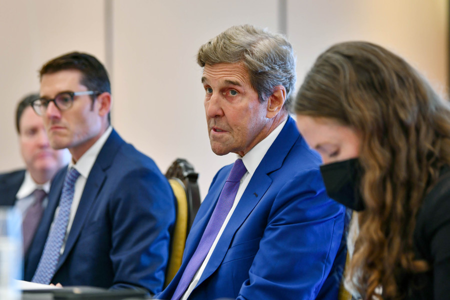 Ông John Kerry, Đặc phái viên Tổng thống Mỹ về biến đổi khí hậu, trong cuộc gặp gỡ báo chí vào sáng 5-9. Ảnh: Đậu Tiến Đạt Ông John Kerry, Đặc phái viên Tổng thống Mỹ về biến đổi khí hậu, trong cuộc gặp gỡ báo chí vào sáng 5-9. Ảnh: Đậu Tiến Đạt