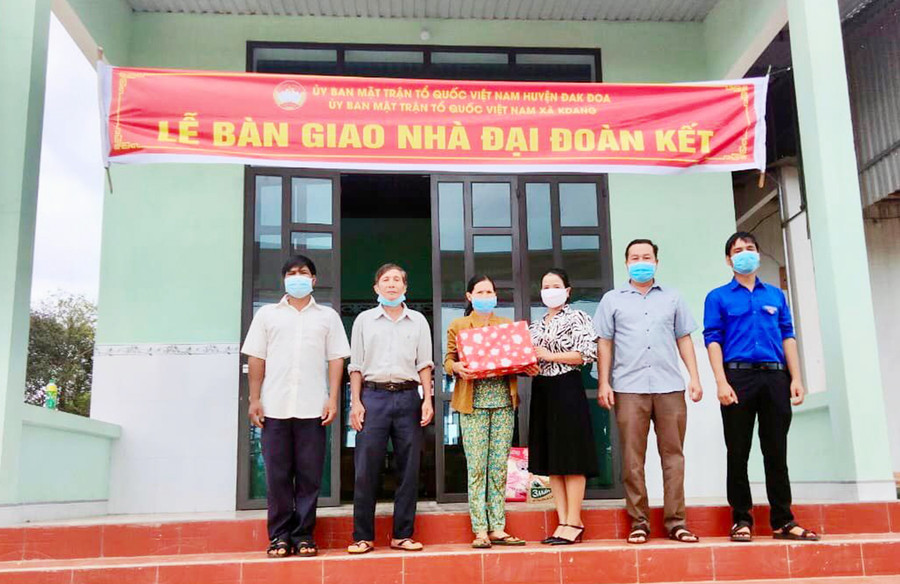  Quang cảnh bàn giao nhà Đại đoàn kết tại thôn Hà Lòng 2 (xã Kdang, huyện). Ảnh: Ngọc Anh