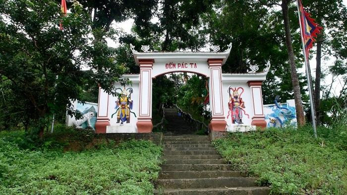 Nhân dân thường tới đền Pắc Tạ cầu mong một năm ấm no, mưa thuận gió hòa. Ảnh: Cổng thông tin điện tử huyện Na Hang