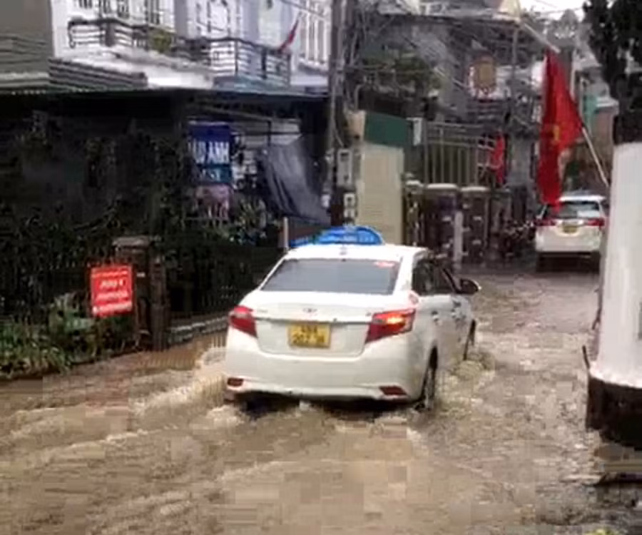 Ngập úng cục bộ trên địa bàn P.9, TP. Đà Lạt. Ảnh: LV