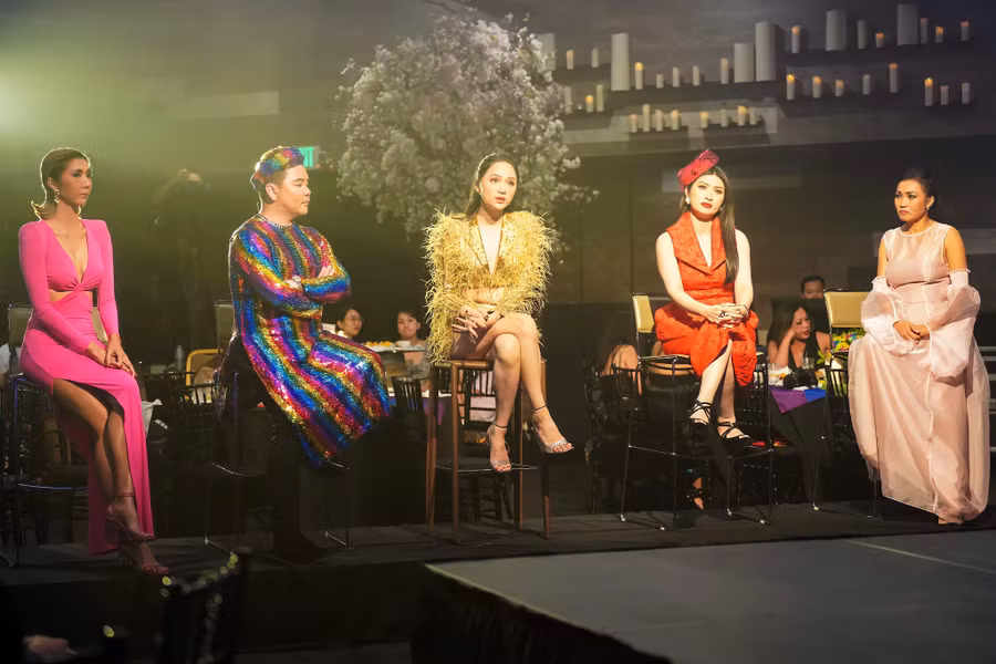 Ngọc Quyên ngồi ghế nóng vòng casting cuộc thi Miss International Queen Vietnam 2022 cùng Hoa hậu Hương Giang, ca sĩ Nguyễn Hồng Nhung, Phương Thanh, nghệ sĩ Hoài Tâm. Ảnh: NVCC