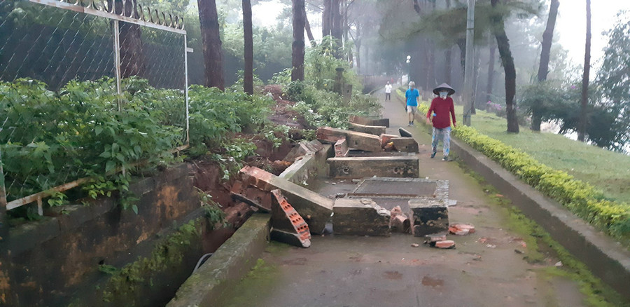 Mưa lớn làm sập nhiều đoạn tường rào của Công viên Diên Hồng. Ảnh: Duy Lê Ảnh: Duy Lê