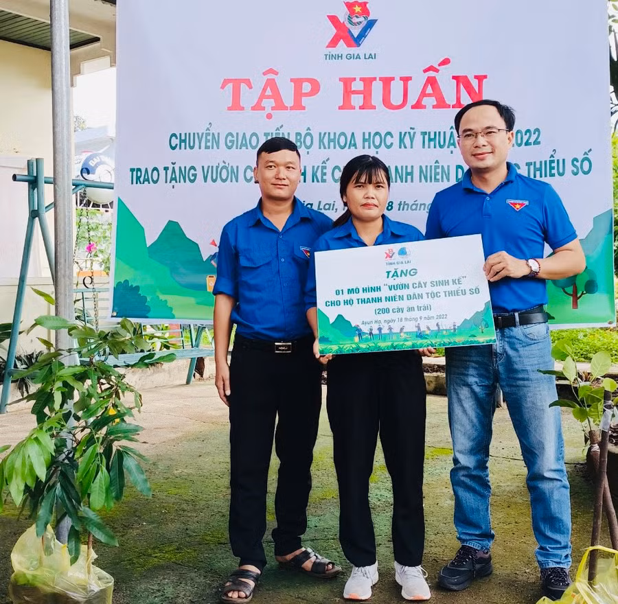 Tỉnh Đoàn trao tặng mô hình vườn cây sinh kế gồm 200 cây ăn trái cho đoàn viên Lương Thị Nhiệm (thôn Sơn Bình, xã Ayun Hạ) Ảnh Vũ Chi