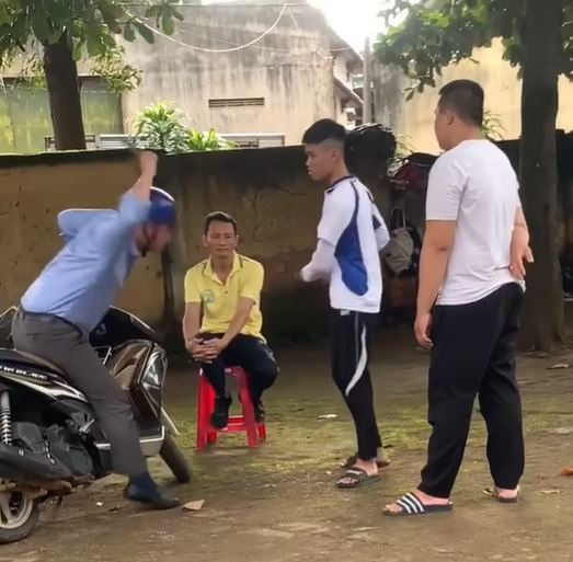 Ông Tú cầm thước đánh học sinh ở trường. Ảnh: T.X