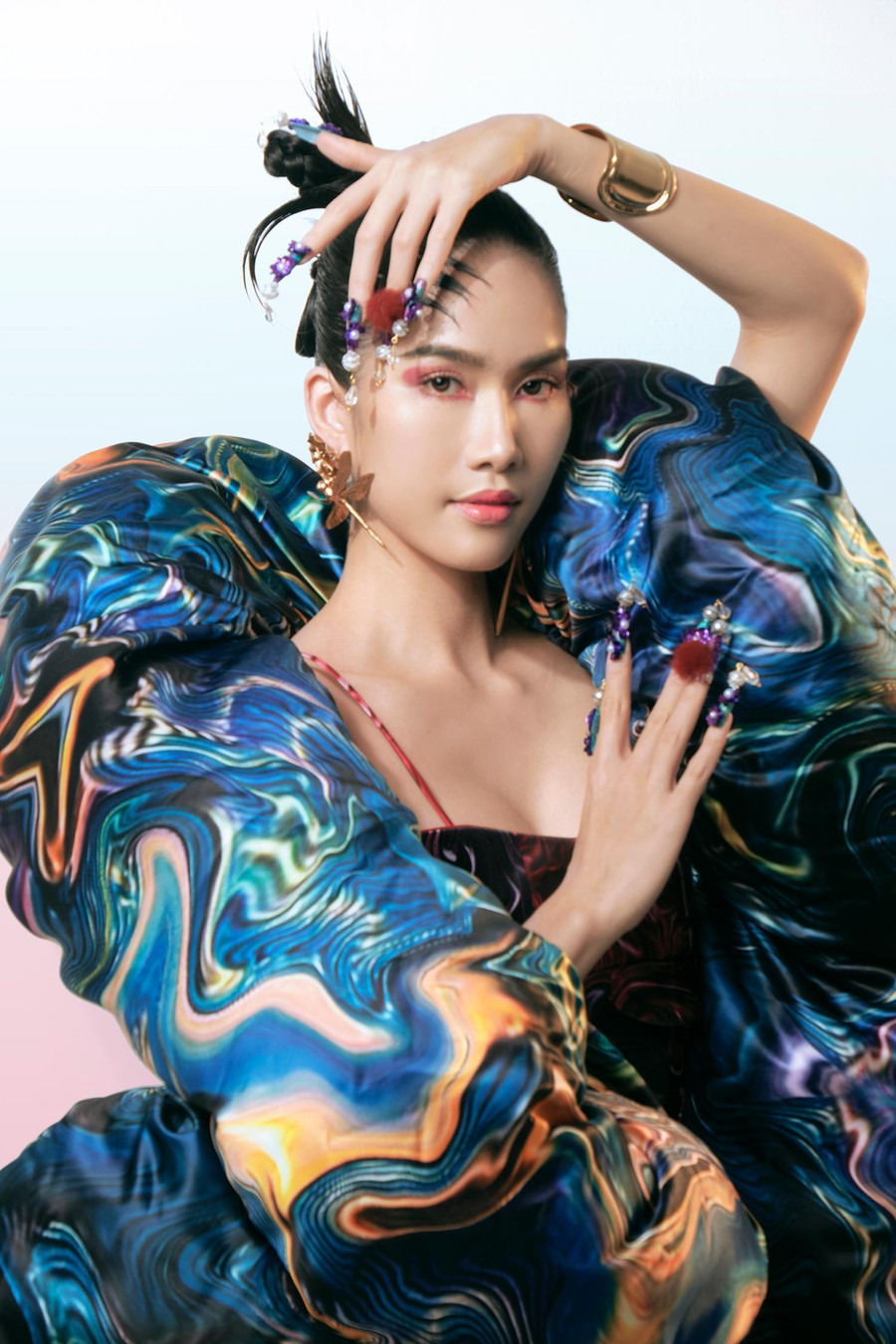 Có thể nói, màn hoá thân thành chị Hằng vô cùng lạ mắt của Á hậu Phương Anh lần này như một sự lột xác thành công với phong cách hoàn toàn mới.