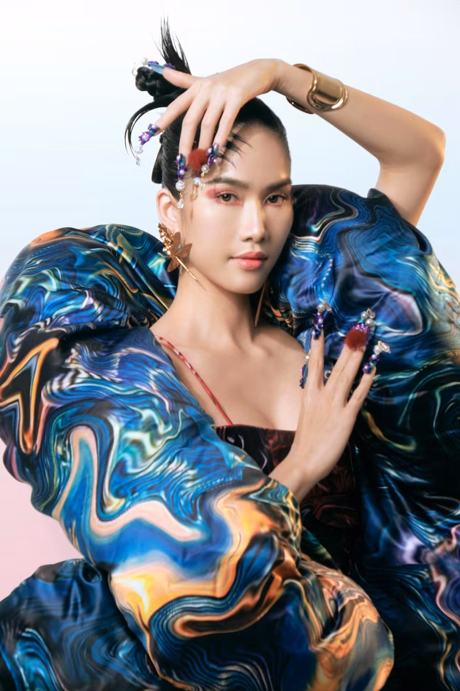 Có thể nói, màn hoá thân thành chị Hằng vô cùng lạ mắt của Á hậu Phương Anh lần này như một sự lột xác thành công với phong cách hoàn toàn mới.