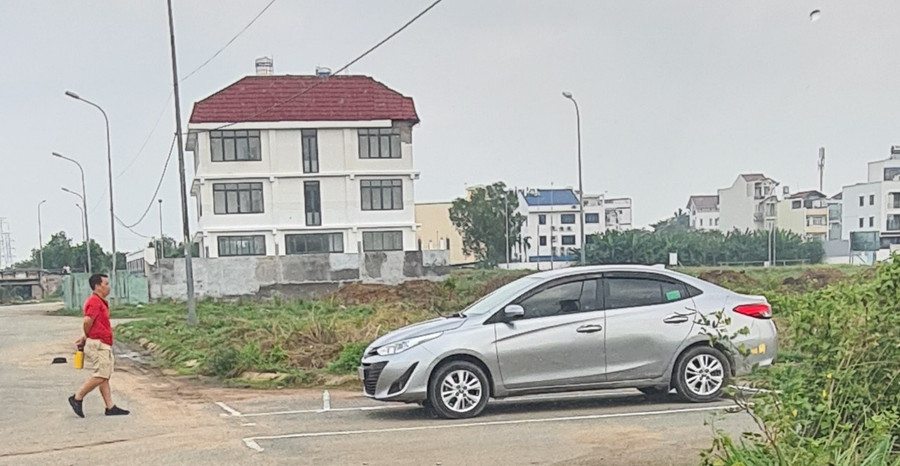 “Thầy” xuống xe để học viên tập lùi trong KDC Kiến Á. Ảnh: Công Nguyên