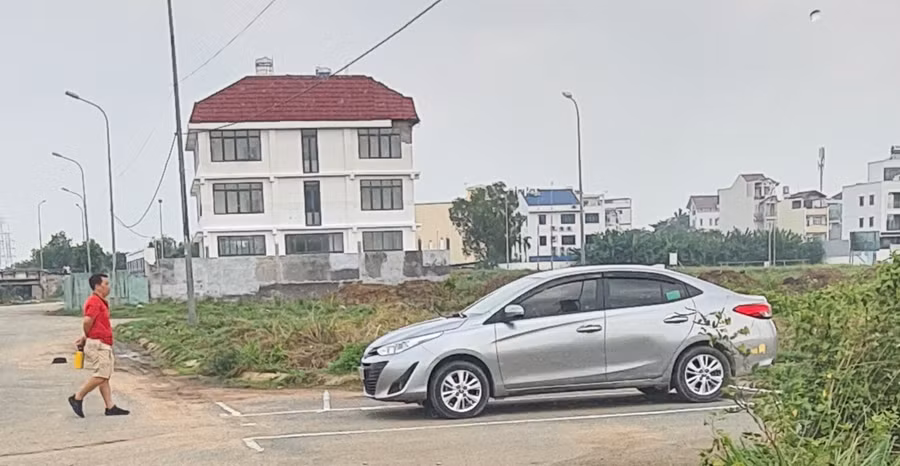 “Thầy” xuống xe để học viên tập lùi trong KDC Kiến Á. Ảnh: Công Nguyên