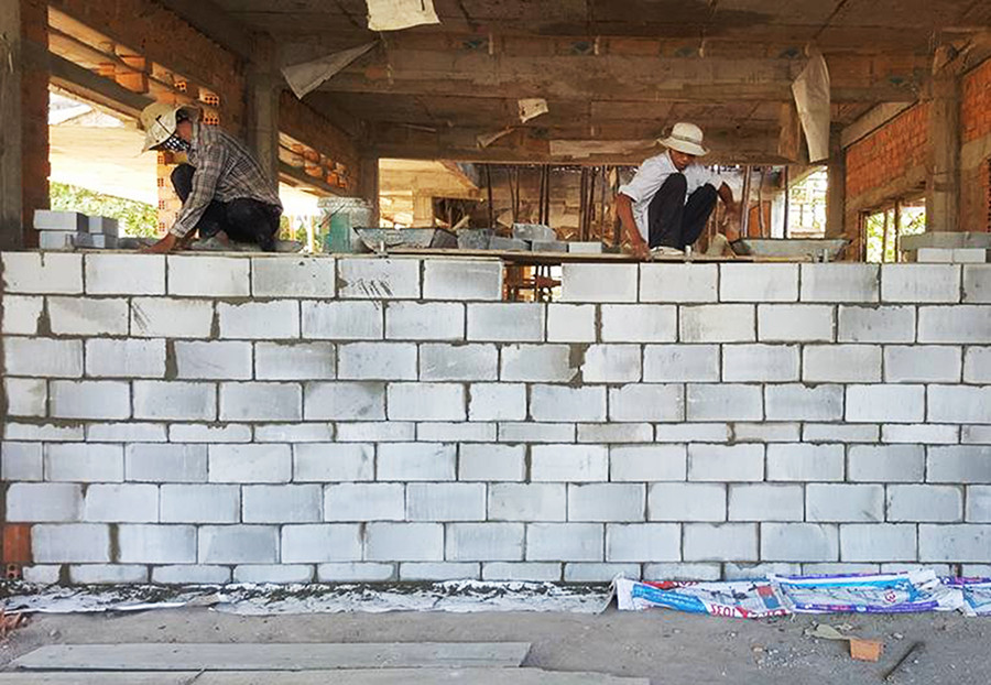 Hiện nay có khá nhiều công trình sử dụng gạch bê tông bọt thay cho gạch nung truyền thống. Ảnh: Hà Duy
