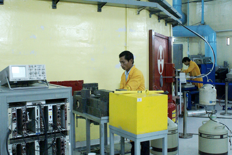 Các nhà khoa học nghiên cứu trong Lò phản ứng hạt nhân Đà Lạt Các nhà khoa học nghiên cứu trong Lò phản ứng hạt nhân Đà Lạt