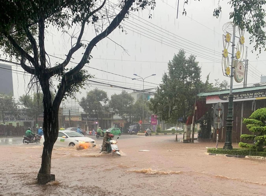 Nước ngập trên đường Phan Đình Phùng. Ảnh bạn đọc cung cấp