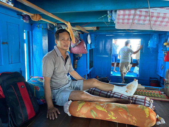 Ngư dân Quân bị thương ở chân đã vào đến bờ an toàn - Ảnh: V.T