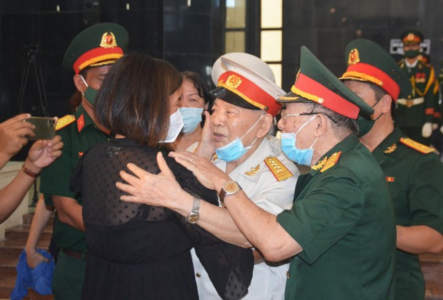 Chị Foteini Sarantidis (tên Tiếng Việt là Nguyễn Bạch Tuyết - con gái ông Lập) xúc động ôm chầm lấy ông Minh, chị nhiều lần trở về Đà Nẵng cùng bố để thăm lại những đồng đội cũ Ảnh: Giang Thanh