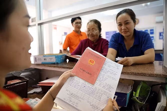 Sổ hộ khẩu giấy, Sổ tạm trú giấy vẫn có giá trị đến hết năm 2022. Ảnh: LĐO