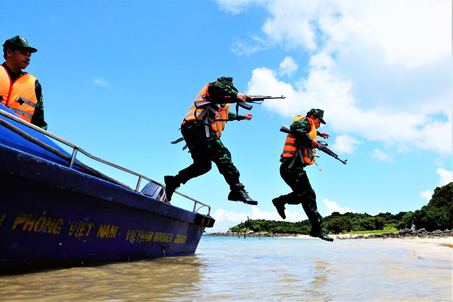Tổ công tác của Đồn biên phòng Ngọc Vừng (Bộ đội Biên phòng Quảng Ninh) làm nhiệm vụ tuần tra kiểm soát tại các đảo trong địa bàn phụ trách. Ảnh: M.T.H 