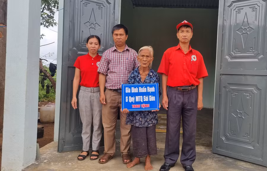 Ông Nguyễn Phấn Tiến-Chủ tịch Hội Chữ thập đỏ huyện Chư Sê (bên phải) trao nhà tình thương cho gia đình bà Rmah HĐom tại làng Ring. Ảnh: Hà Phương