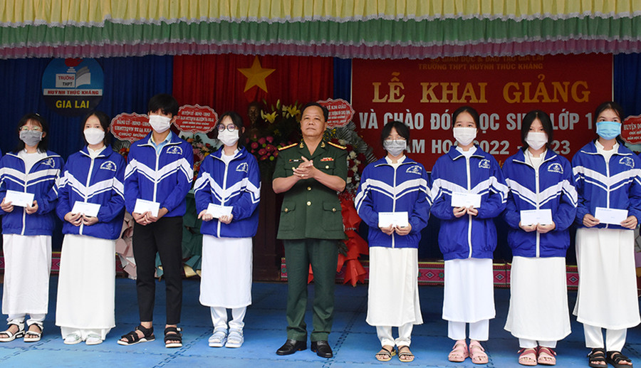 Đại tá Lê Kim Giàu trao học bổng cho các em học sinh Trường THPT Huỳnh Thúc Kháng (huyện Ia Grai). Ảnh: Vĩnh Hoàng