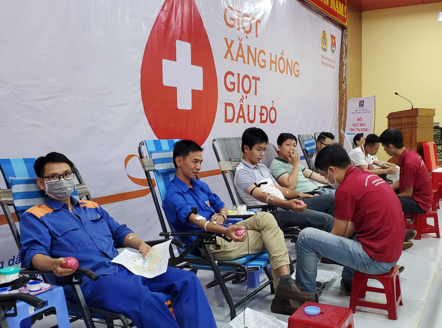Cán bộ, công nhân viên Công ty TNHH một thành viên Xăng dầu Bắc Tây Nguyên tham gia hiến máu tình nguyện. Ảnh: Anh Huy