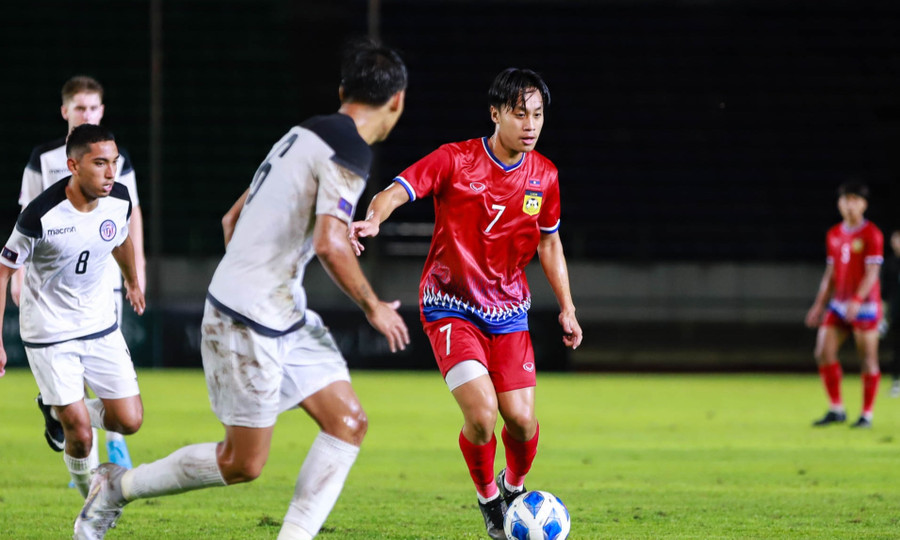 Đây là lứa cầu thủ tiềm năng của bóng đá Lào (đỏ). Ảnh: LFF Đây là lứa cầu thủ tiềm năng của bóng đá Lào (đỏ). Ảnh: LFF