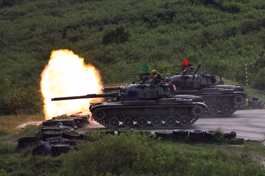 Xe tăng CM-11 Brave Tiger khai hỏa trong cuộc tập trận bắn đạn thật ở huyện Bình Đông, Đài Loan ngày 7.9. Ảnh: Reuters