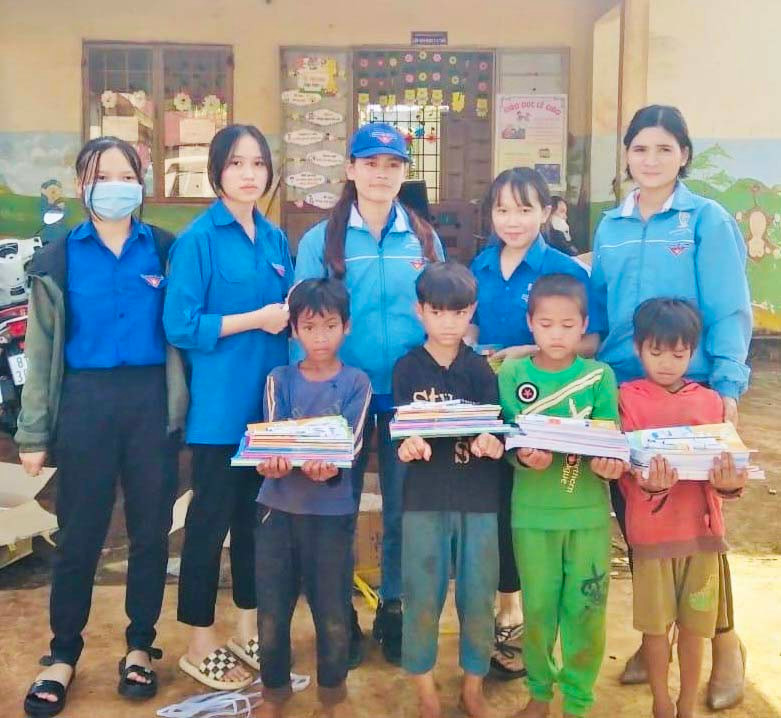 Đoàn xã Ia Hlốp trao tặng sách vở cho trẻ nghèo làng Sơr. Ảnh: Mai Ka
