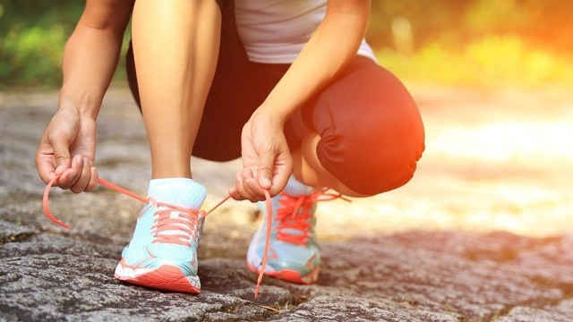 Những đôi giày quá chật hoặc quá rộng có thể gây áp lực lớn lên chân của bạn, đặc biệt là vùng mắt cá chân. Ảnh: Shutterstock