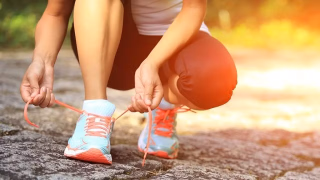 Những đôi giày quá chật hoặc quá rộng có thể gây áp lực lớn lên chân của bạn, đặc biệt là vùng mắt cá chân. Ảnh: Shutterstock