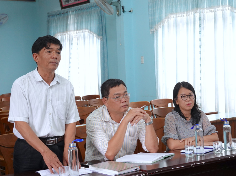 Thầy Đào Duy Lực-Hiệu trưởng Trường THPT Quang Trung (thị xã An Khê) báo cáo với đoàn khảo sát về tình hình thực hiện thu-chi các khoản thu ngoài học phí của nhà trường. Ảnh: Mộc Trà