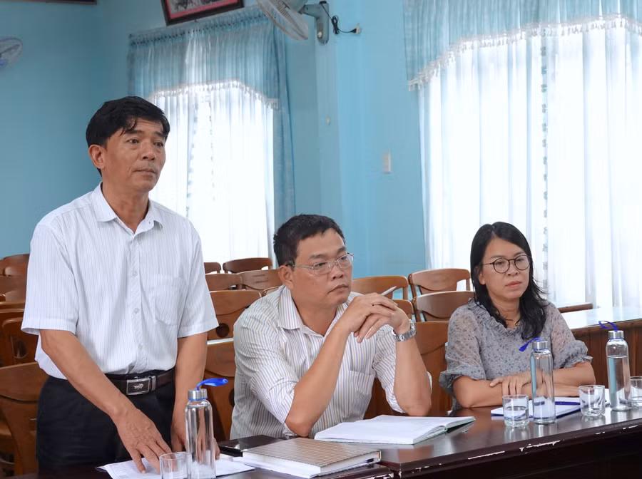 Thầy Đào Duy Lực-Hiệu trưởng Trường THPT Quang Trung (thị xã An Khê) báo cáo với đoàn khảo sát về tình hình thực hiện thu-chi các khoản thu ngoài học phí của nhà trường. Ảnh: Mộc Trà