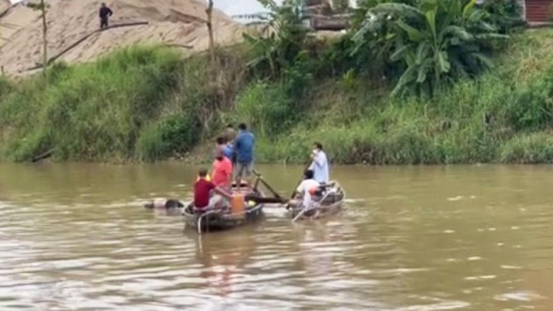 Lực lượng chức năng đưa thi thể phát hiện trên sông Krông Ana lên bờ. Ảnh: NDCC Lực lượng chức năng đưa thi thể phát hiện trên sông Krông Ana lên bờ. Ảnh: NDCC